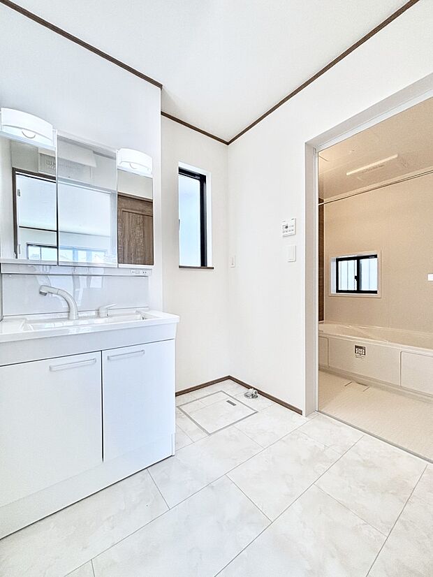 【脱衣場】ゆとりの洗面スペースで朝の身支度もラクラク  