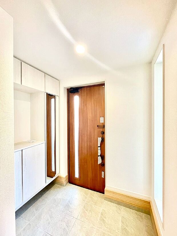 【玄関】明るい玄関はお客様をお出迎えするのにぴったりです!