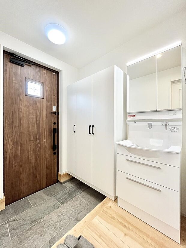 【玄関】明るい玄関はお客様をお出迎えするのにぴったりです！ 玄関ホールに洗面台も設置。