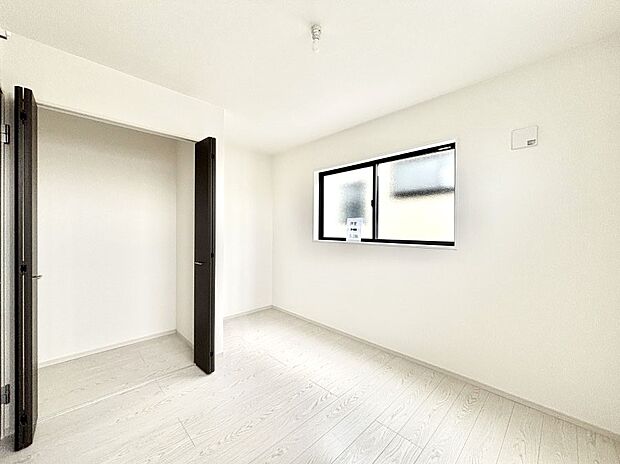 【寝室】収納も充実しています！どんなお部屋にするか考えるのが楽しみですね。