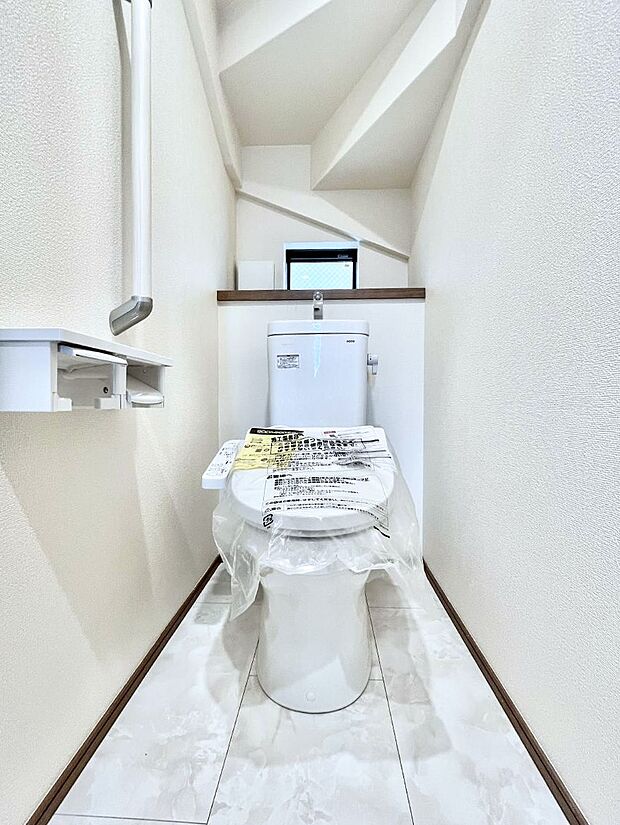 【トイレ】トイレは1階と2階それぞれに配置されていてとても便利です。