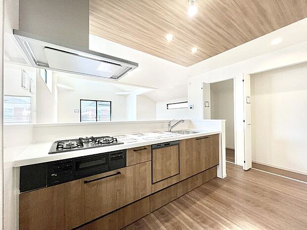 【ダイニングキッチン】料理をしながらでもご家族との会話を楽しめる対面キッチン