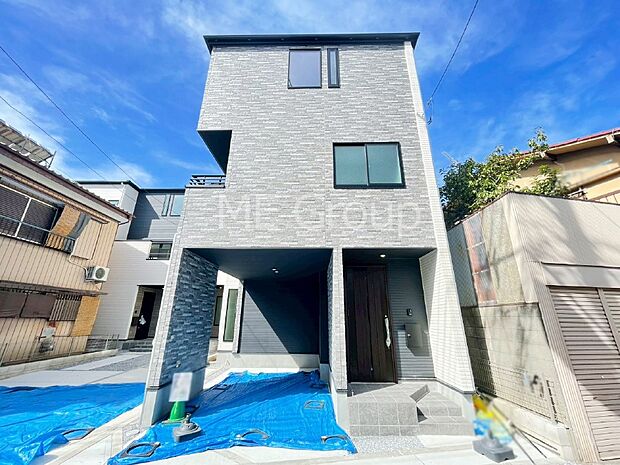 【現地外観写真】上質感あふれる外観デザイン。魅力の住まいを実現。