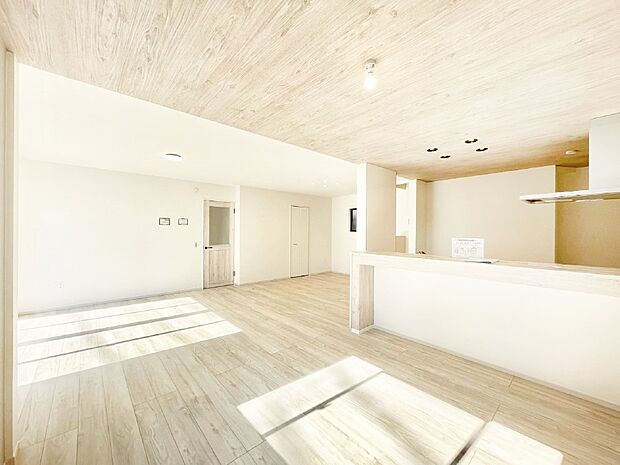 【リビングダイニング】明るい陽光が注ぎ、寛ぎの雰囲気に満たされるリビングダイニング