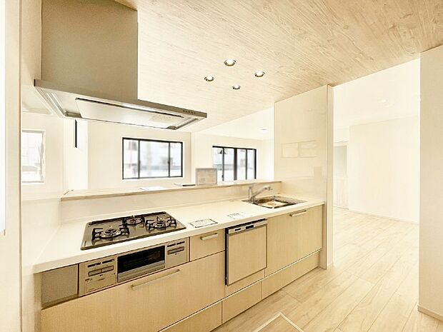 【ダイニングキッチン】カウンター越しに楽しいおしゃべり。いつものお料理がもっと美味しくなりそうですね。