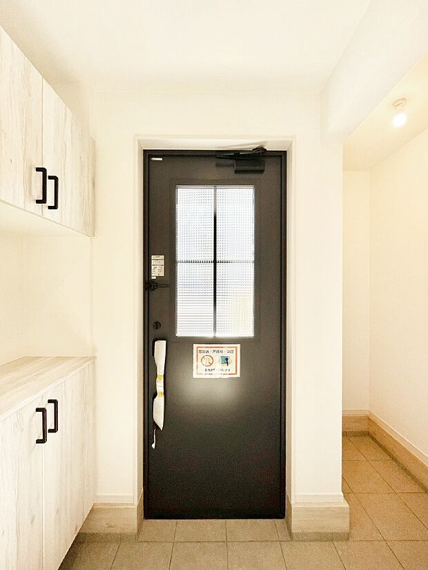 【玄関】明るい陽光が入り込む玄関。ご家族の靴もスッキリ収納できる玄関収納付き！