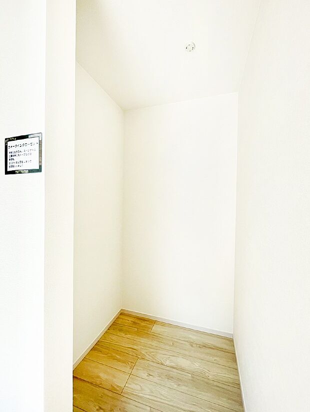 【ウォークインクローゼット】ウォークインクローゼット付きで生活空間を広く利用できます。