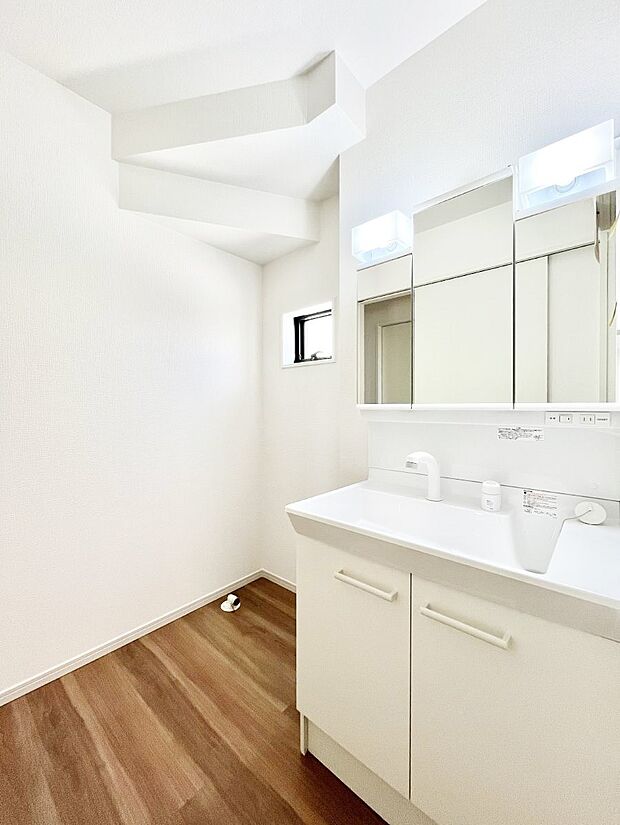 【脱衣場】清潔感ある洗面化粧室で朝の身支度も快適