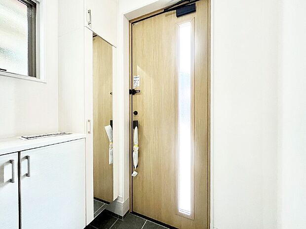 【玄関】明るい玄関はお客様をお出迎えするのにぴったりです!