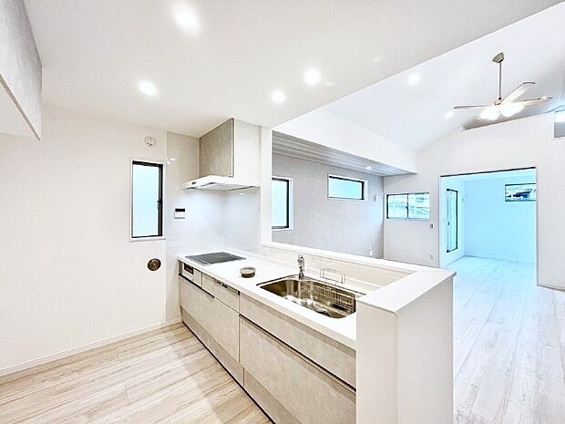 【ダイニングキッチン】リビングで遊ぶお子様を見守りながらお料理ができる対面キッチン。  