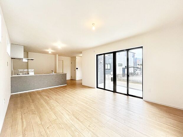 【リビングダイニング】明るい陽光が注ぎ、寛ぎの雰囲気に満たされるリビング・ダイニング。