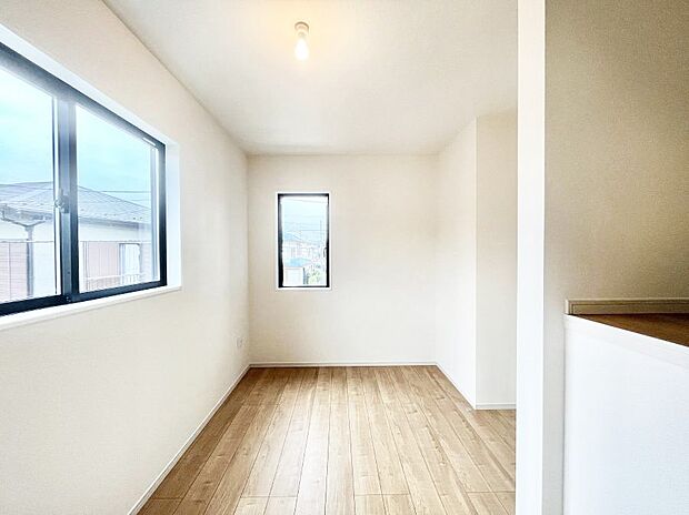 【寝室】2面採光なので、明るく風通しも良く心地良い生活が送れます。