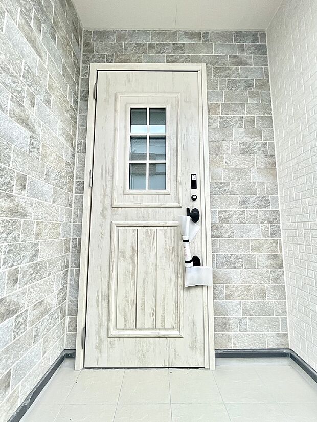 【玄関】住まいの顔を演出する、玄関ドア。