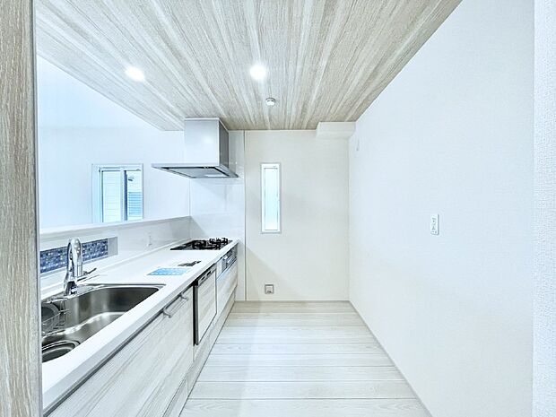 【ダイニングキッチン】爽やかな風が通り抜けるキッチン。窓があるので明るく換気にも役立ちます。