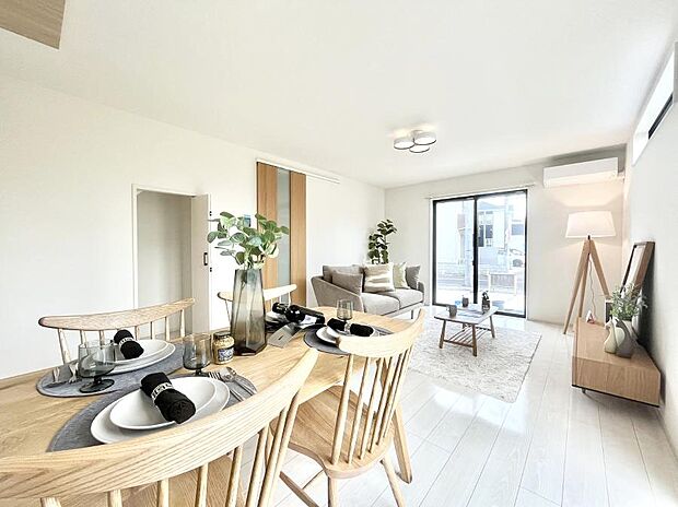 【ダイニング】大きな窓からたっぷりの陽光と風を感じられるリビング