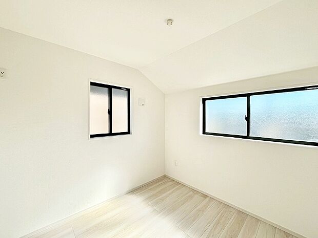 【子供部屋】2面採光で気持ちよく自然光が取り入れられるのでお子様のお部屋にもピッタリ