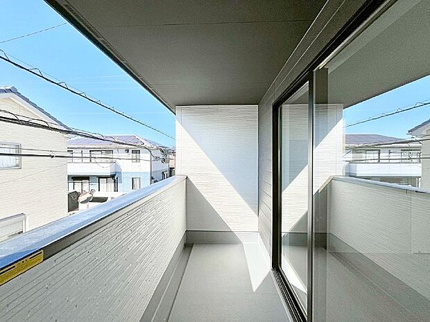 【バルコニー】上部に屋根がかかっているので急な雨の時にも安心です。