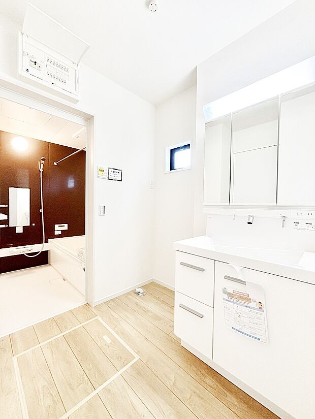 【脱衣場】清潔感のある快適空間です。毎日の身支度も気持ち良くお使い頂けます。