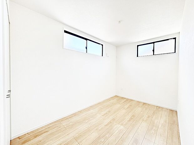【子供部屋】2面採光の洋室。窓から入り込む陽光がお部屋全体を優しく包み込みます!