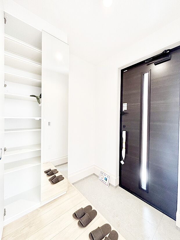 【玄関】明るい陽光が入り込む玄関。ご家族の靴もスッキリ収納できる玄関収納付き!