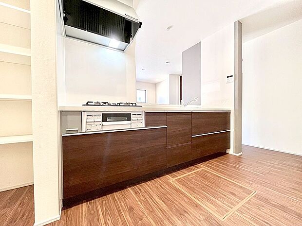 【ダイニングキッチン】料理をしながらでもご家族との会話を楽しめる対面キッチン