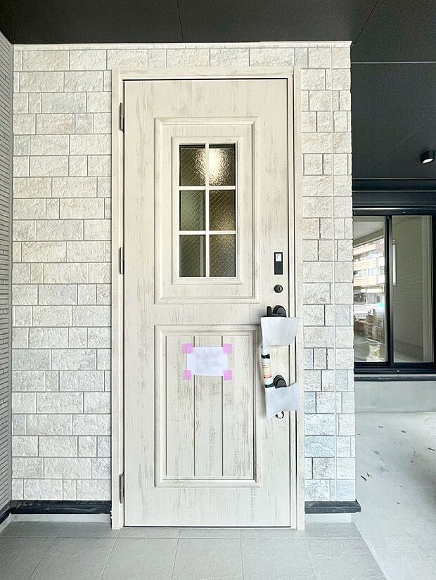 【玄関】住まいの顔を演出する、玄関ドア。