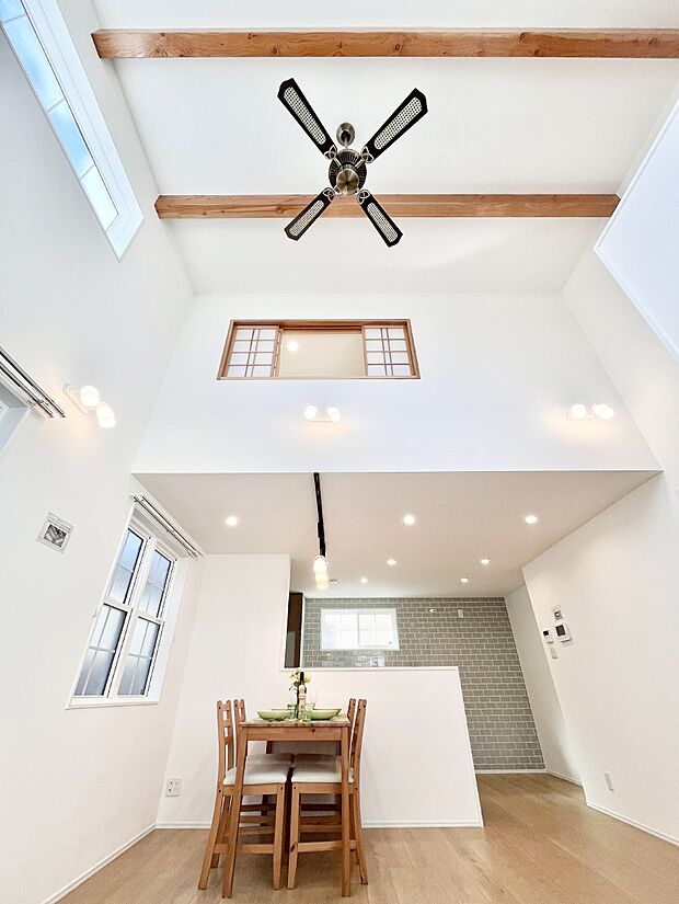 【その他内観】吹抜けが開放感をもたらしてくれる明るい空間