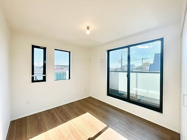 【寝室】明るいバルコニーサイドに洋室を設置。目覚めの良い寝室に。