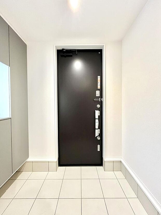 【玄関】明るい玄関はお客様をお出迎えするのにぴったりです！ 