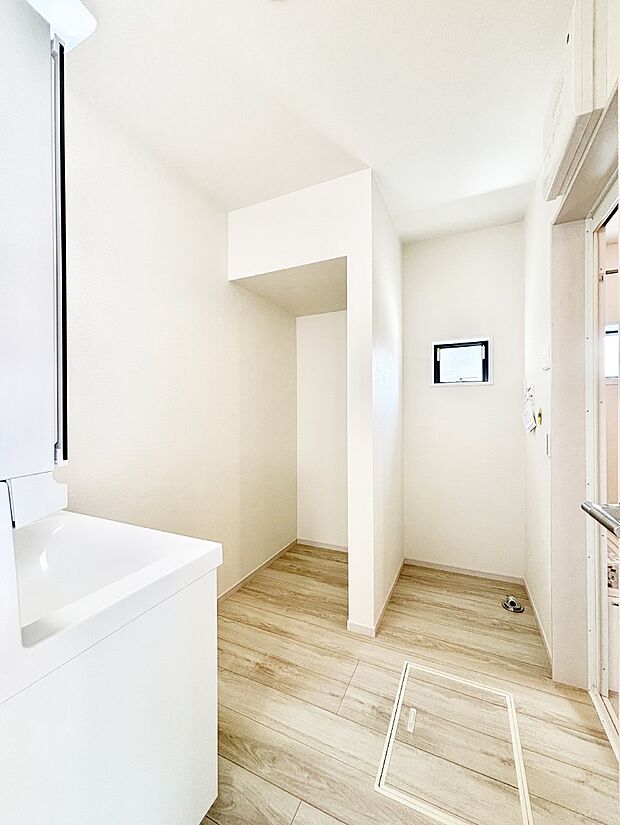 【脱衣場】清潔感ある洗面化粧室で朝の身支度も快適