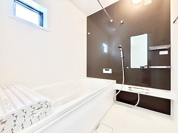 【浴室】一日の疲れを癒してくれる明るい清潔感のあるバスルーム