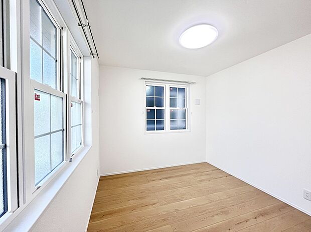 【洋室】窓からのやさしい光が心地よいプライベートルーム