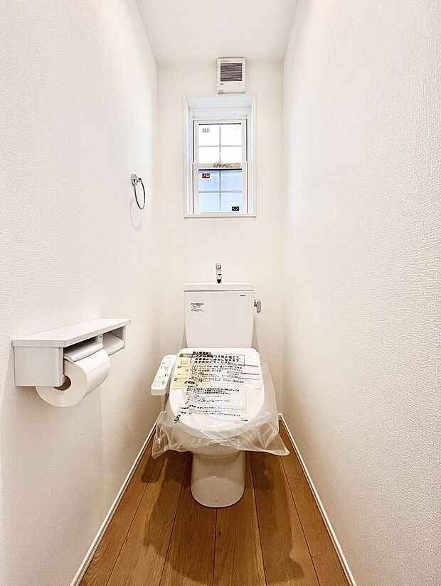 【トイレ】明るく清潔感のあるトイレです。