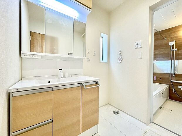 【脱衣場】小窓がついているので湿気の多い場所でも換気が十分行えます。毎日の身支度を気持ち良く!