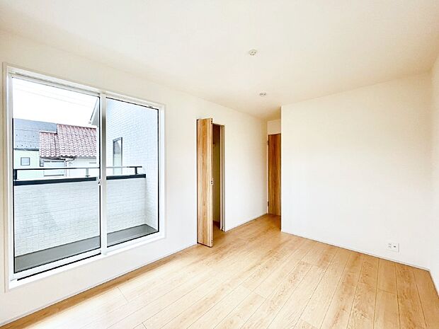 【洋室】明るいバルコニーサイドに洋室を設置。目覚めの良い寝室に。