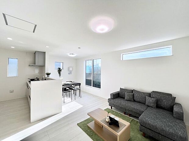 【リビングダイニング】大きな窓からたっぷりの陽光と風を感じられるリビング