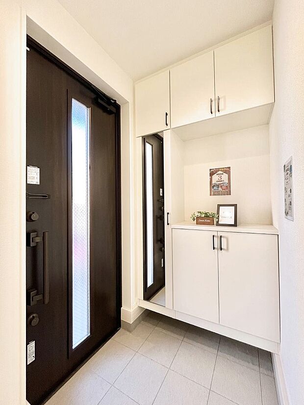 【玄関】飾り棚を利用して、お越しいただくお客様をおもてなしできます。