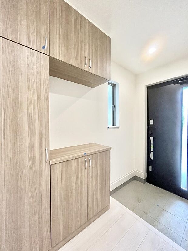 【玄関】飾り棚を利用して、お越しいただくお客様をおもてなしできます。