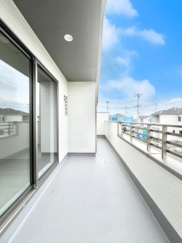 【バルコニー】南向きのバルコニー！ご家族の洗濯物はもちろん、お布団もたっぷり干せます！