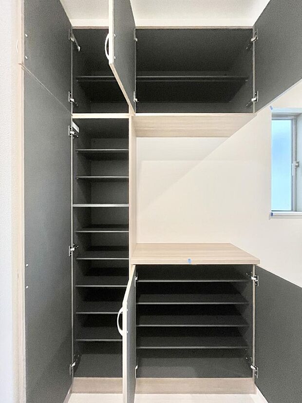 【シューズボックス】たっぷり収納できるシューズボックス。