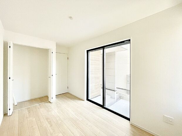 【洋室】爽やかな日差しがお部屋全体を優しく包み込んでくれます