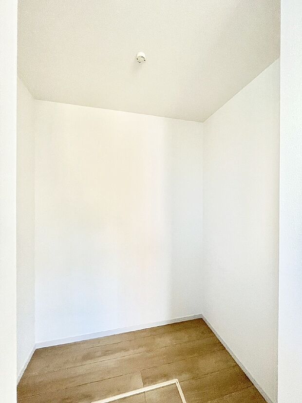 【ウォークインクローゼット】ウォークインクローゼット付きで生活空間を広く利用できます