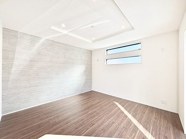 【ダイニング】明るい陽光が注ぎ、寛ぎの雰囲気に満たされるダイニング。   