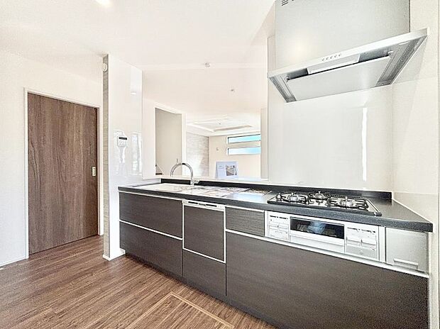 【ダイニングキッチン】リビングで遊ぶお子様を見守りながらお料理ができる対面キッチン。  