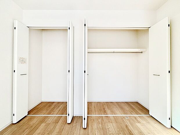 【収納】洋室のクローゼット。奥行きがあるので厚手の衣類もすっきり収まります。