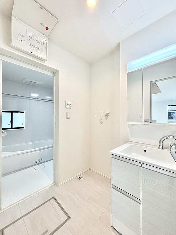 【洗面台・洗面所】清潔感のある快適空間です。毎日の身支度も気持ち良くお使い頂けます。 