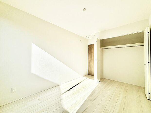 【寝室】収納が充実しているので居住スペースを広々使えます