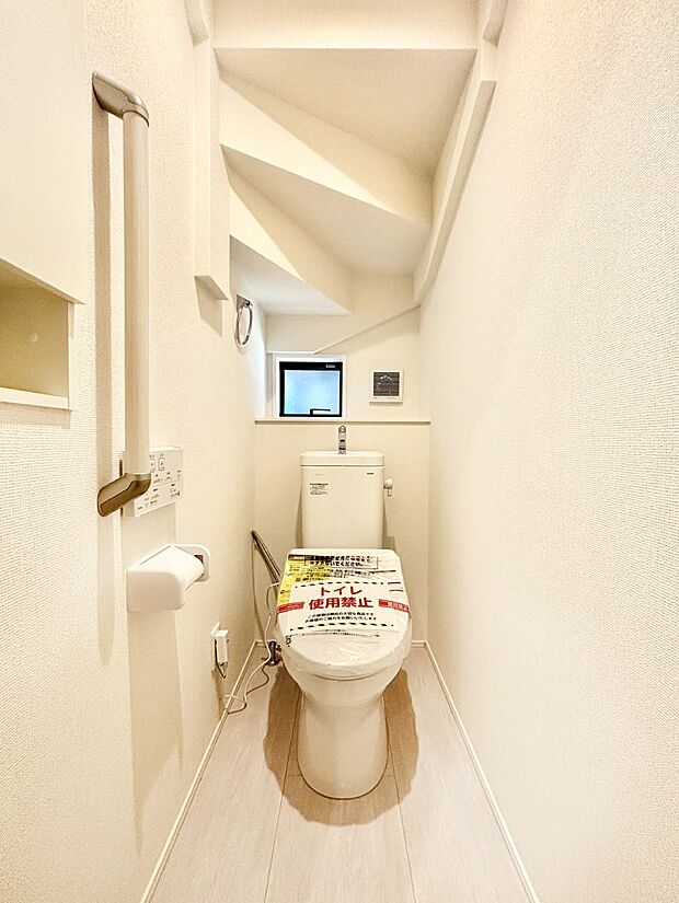 【トイレ】トイレは1階と2階それぞれに配置されていてとても便利です。 