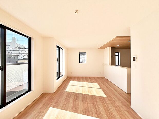 【リビングダイニング】明るい陽光が注ぎ、寛ぎの雰囲気に満たされるリビング・ダイニング。   