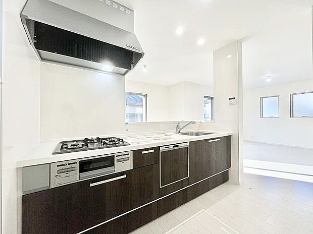 【ダイニングキッチン】カウンター越しに楽しいおしゃべり。いつものお料理がもっと美味しくなりそうですね。